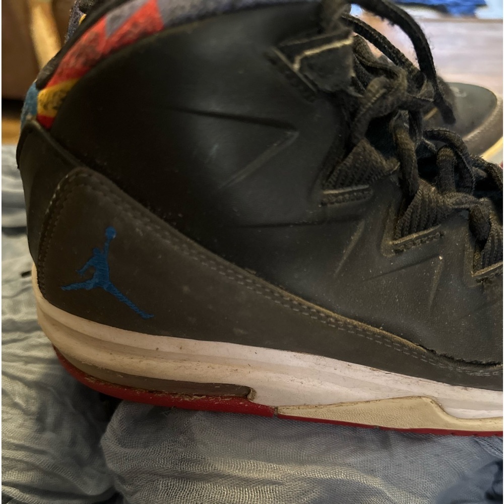 DONATED Nike Air Jordan Deluxe Black/Grey/Red/Blue #807718-035 Youth Sz 3.5 - Picture 3 of 4